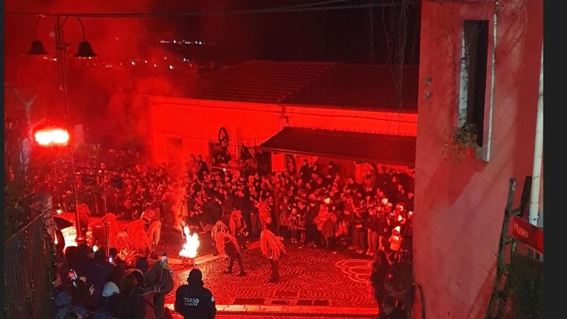 Il rito dell’Uomo Cervo attira curiosi e turisti. Successo per la manifestazione “unica” del Carnevale nella Valle del Volturno.